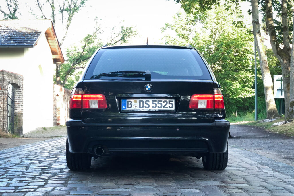 Heckansicht des BMW 525i Touring E39