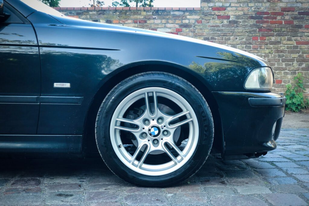 Vorderrad und Seitenlinie des BMW 525i Touring E39