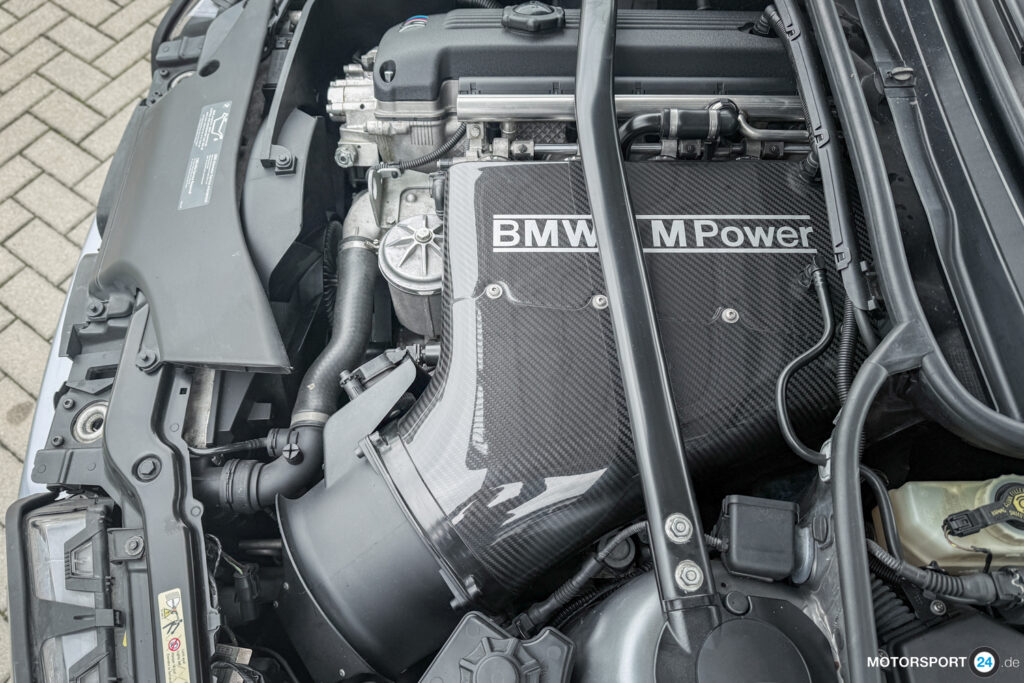 Carbon-Ansaugbrücke des S54 im BMW M3 CSL