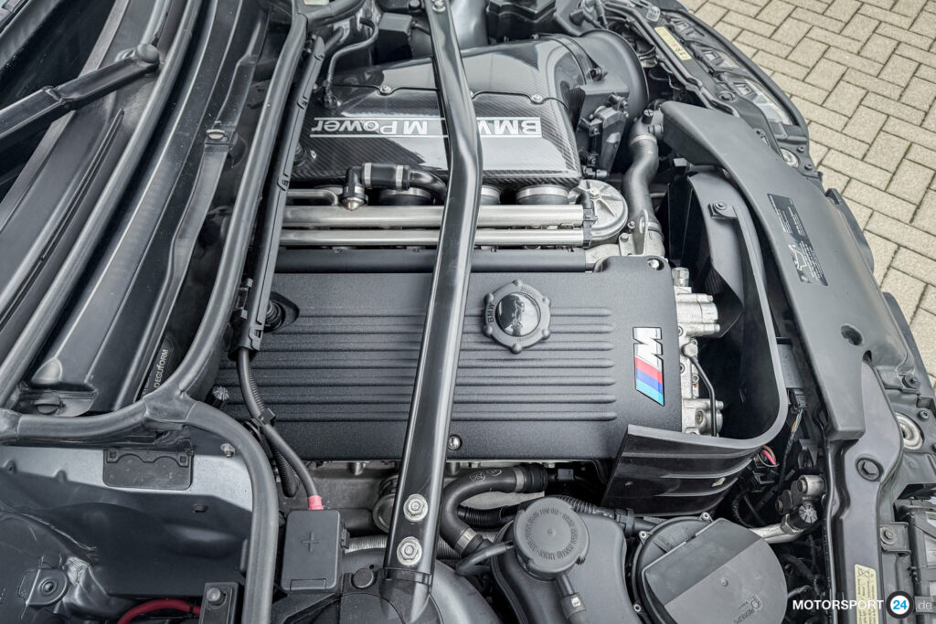 Motorraum des BMW M3 CSL von der Seite