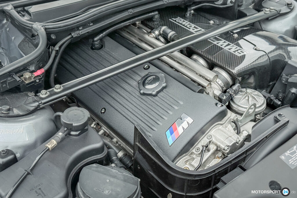 Motorraum des BMW M3 CSL mit Domstrebe