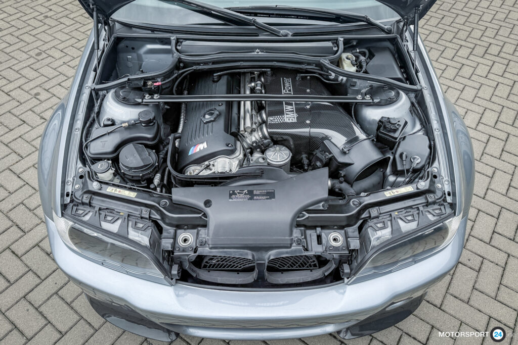 Motorraum des BMW M3 CSL bei geöffneter Haube