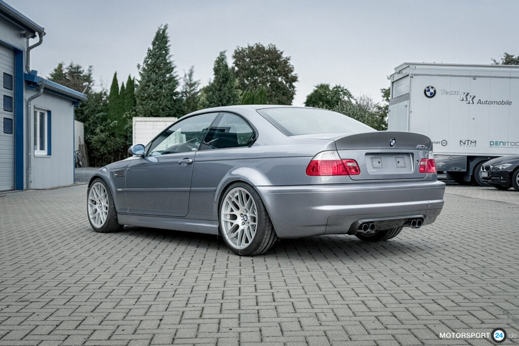 BMW M3 CSL schräg von hinten
