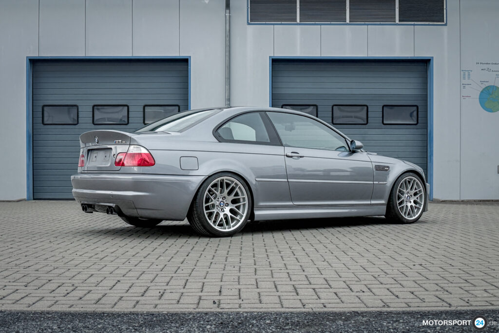 BMW M3 CSL in der Dreiviertelansicht von hinten