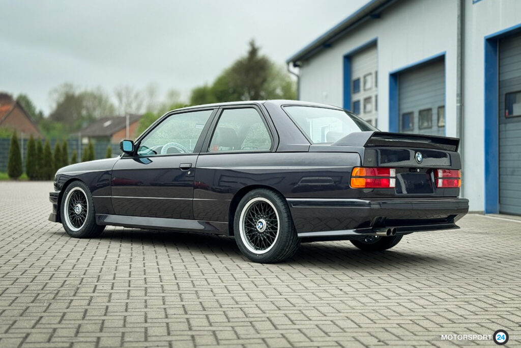 BMW M3 Cecotto, Heckansicht schräg von links