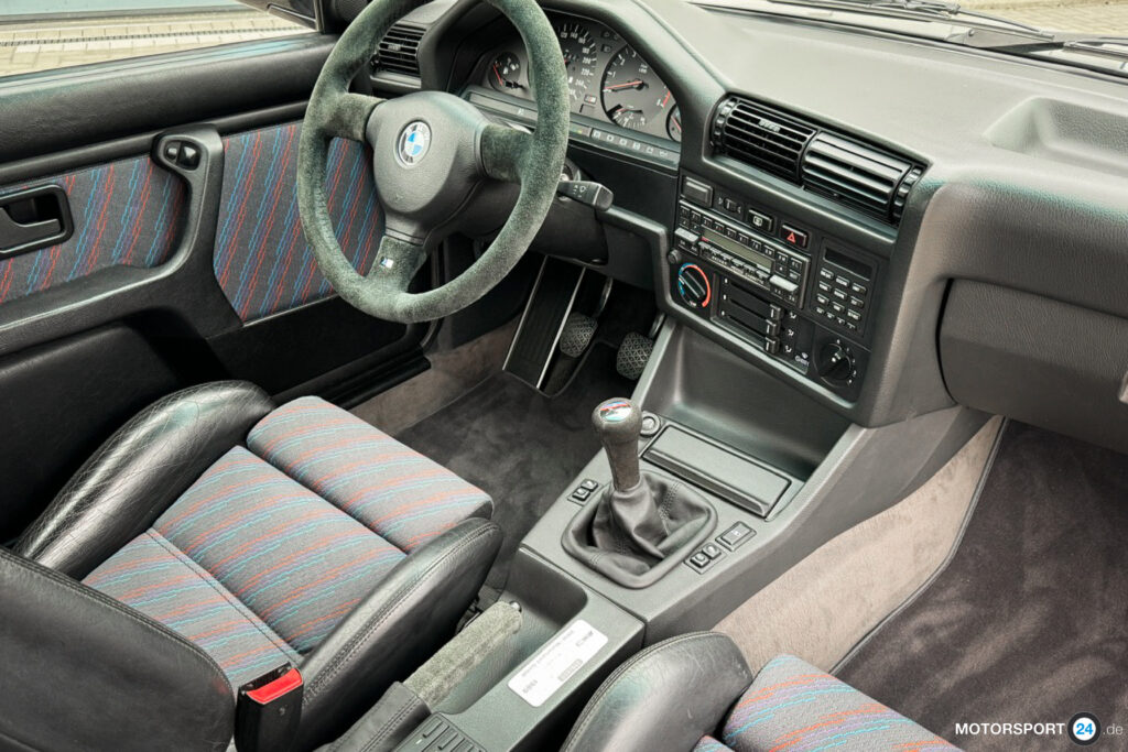 Innenraum eines BMW M3 Cecotto mit kariertem M-Technic-Stoff