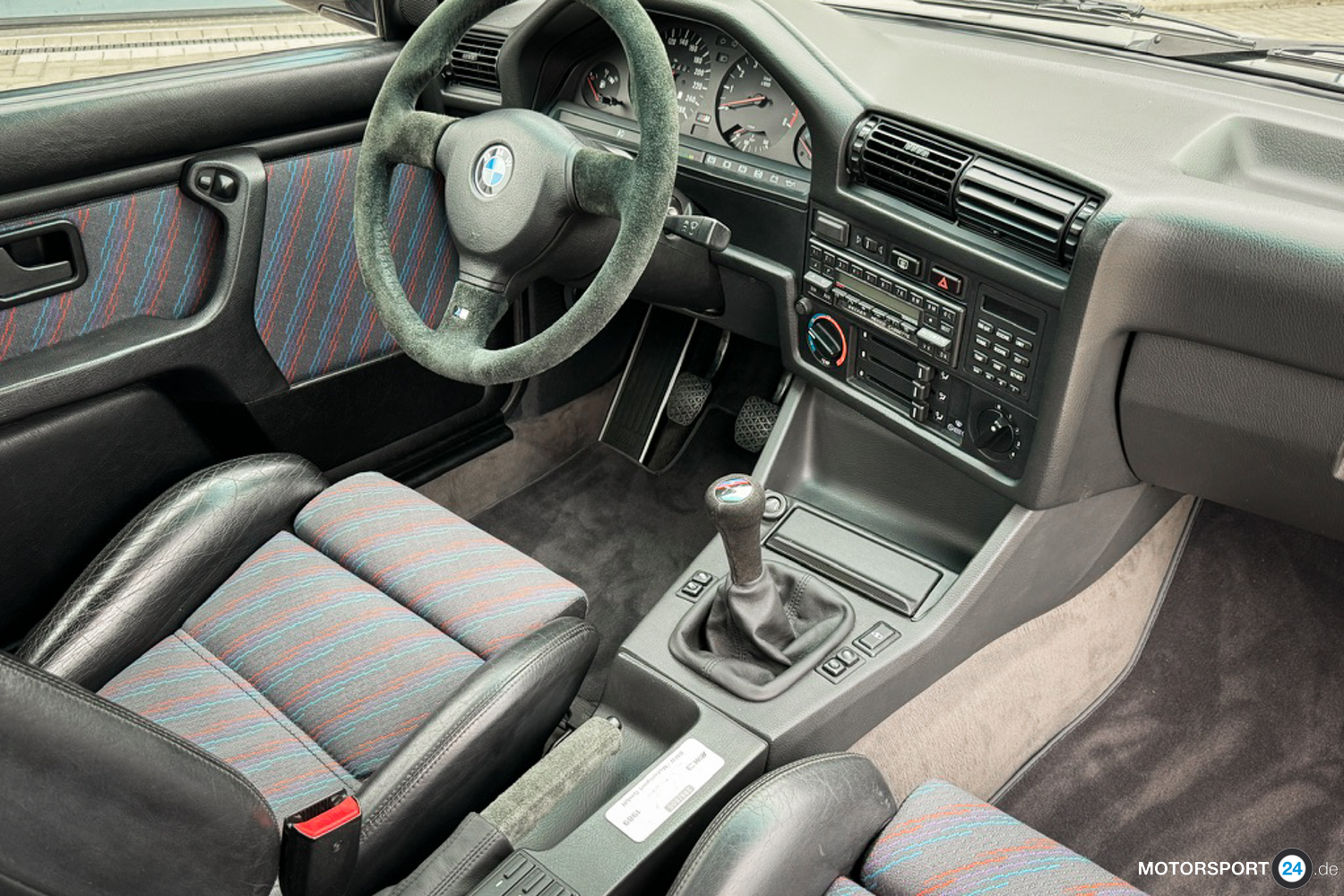 Innenraum eines BMW M3 Cecotto mit kariertem M-Technic-Stoff