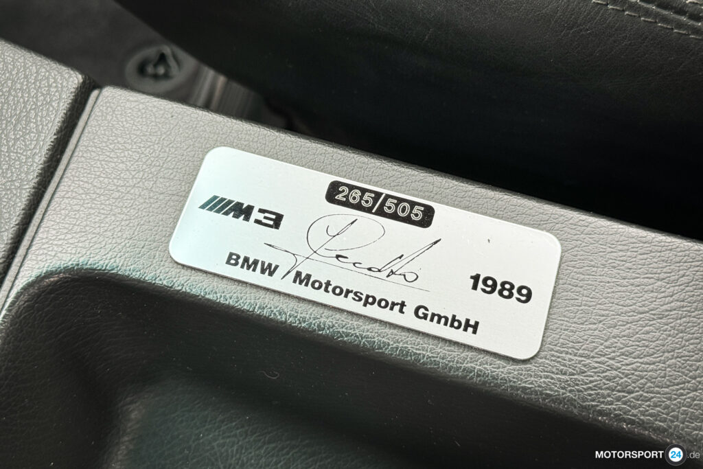 Nummerierte Plakette mit der gedruckten Unterschrift Johnny Cecottos