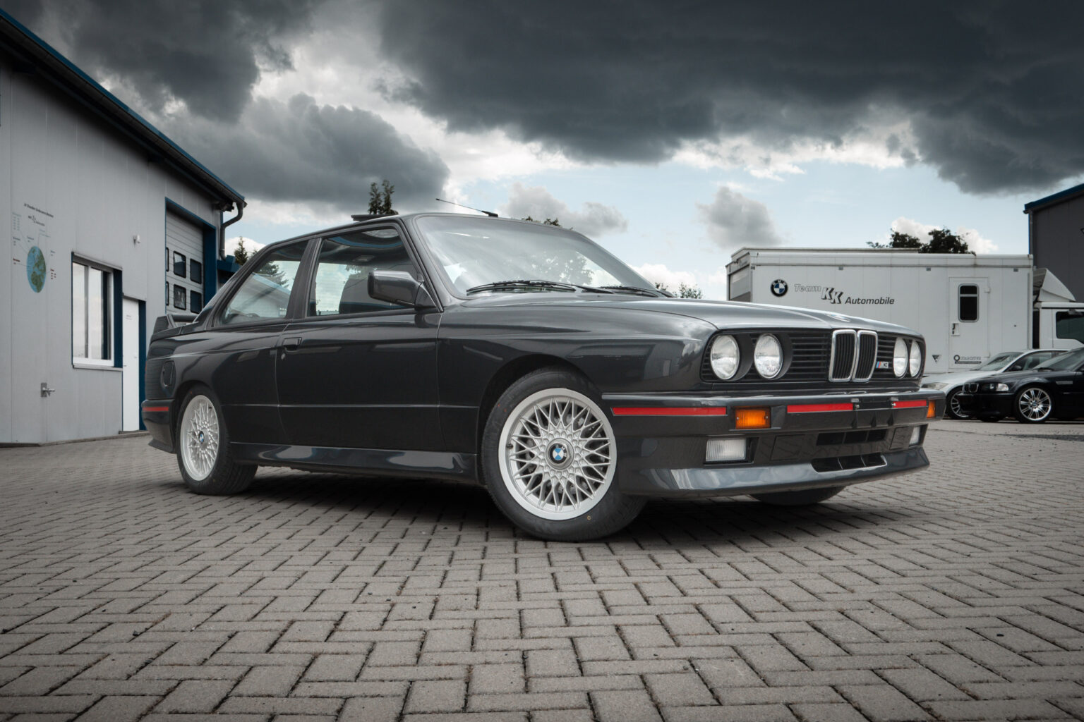 BMW M3 der Baureihe E30 in Diamantschwarz Metallic