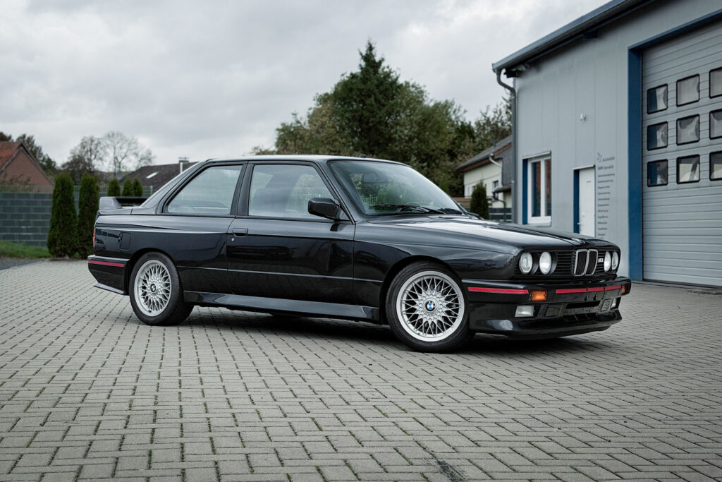 BMW M3 E30 in Diamantschwarz, Frontansicht schräg von rechts
