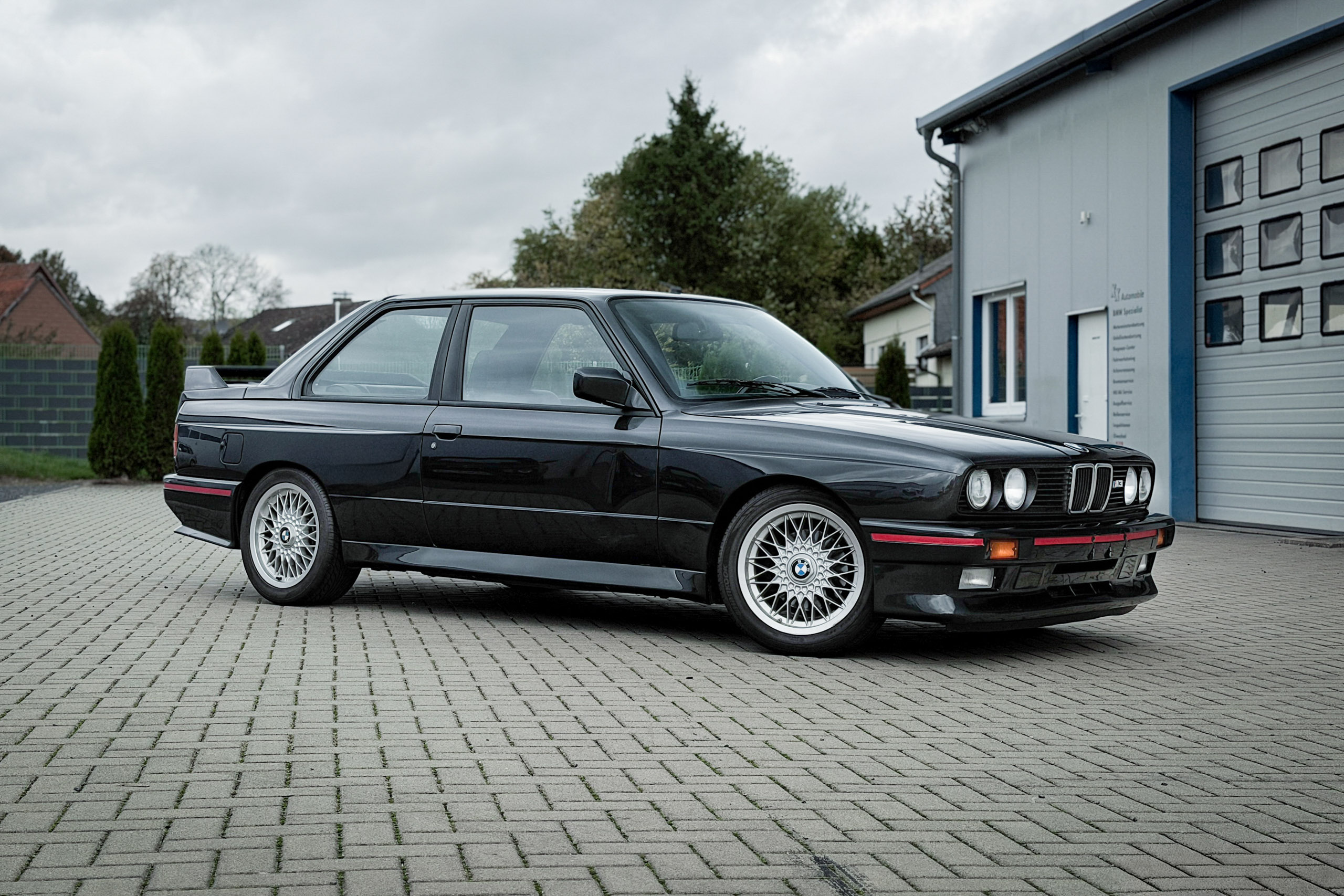BMW M3 E30 in Diamantschwarz, Frontansicht schräg von rechts