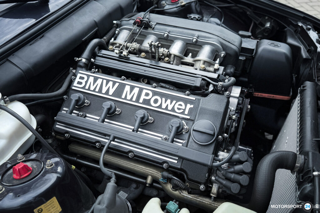Vierzylindermotor BMW S14 mit M-Power-Ventildeckel