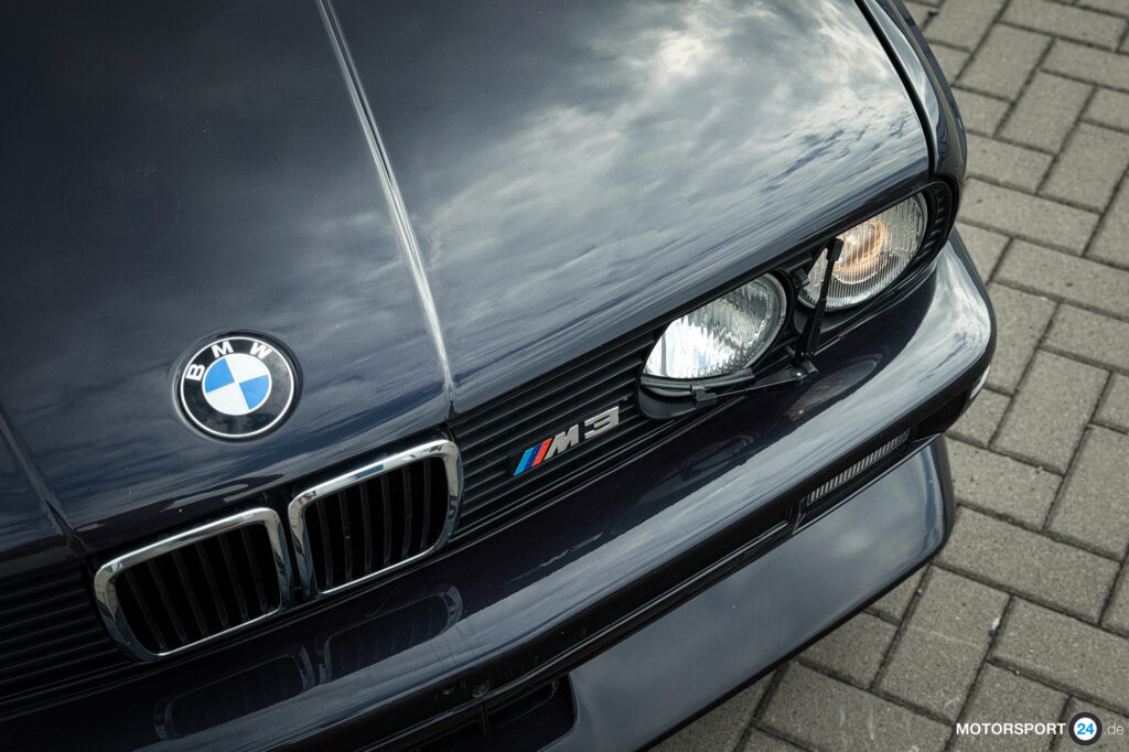 M3-Emblem an der Niere eines BMW M3 Europameister