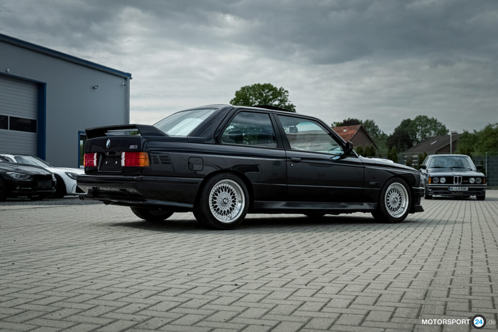 BMW M3 Europameister in der Totalen, Heckansicht schräg von links