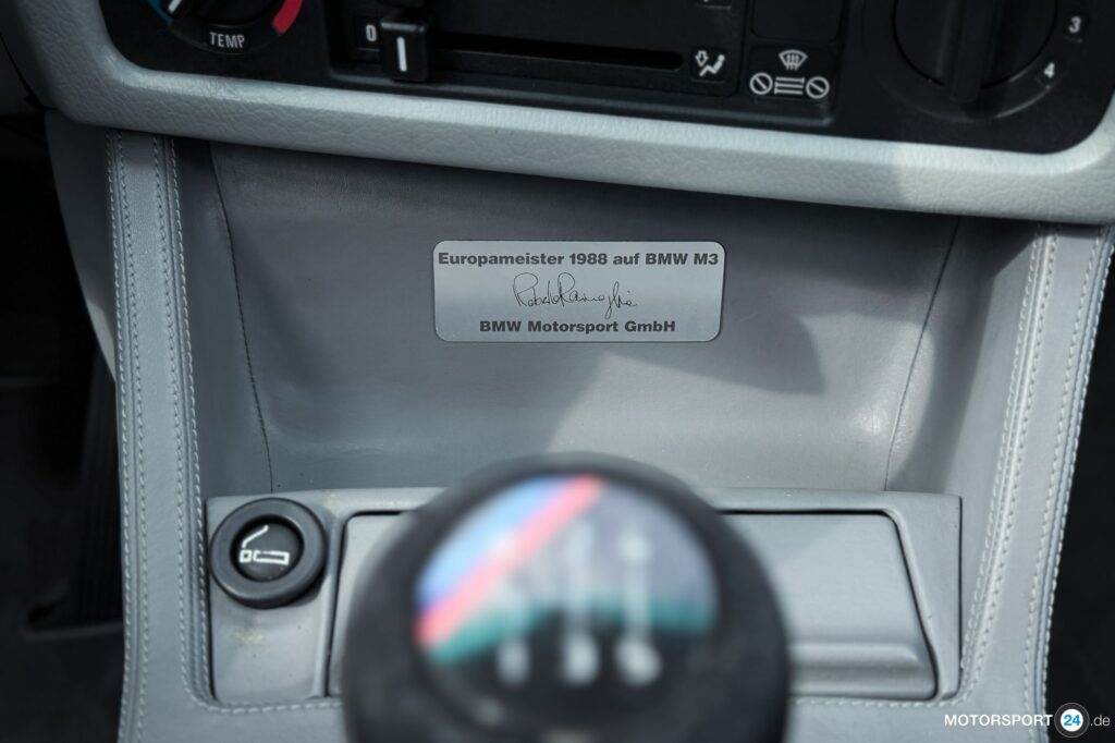 Plakette Europameister 1988 auf BMW M3 mit Unterschrift von Roberto Ravaglia in der Mittelkonsole