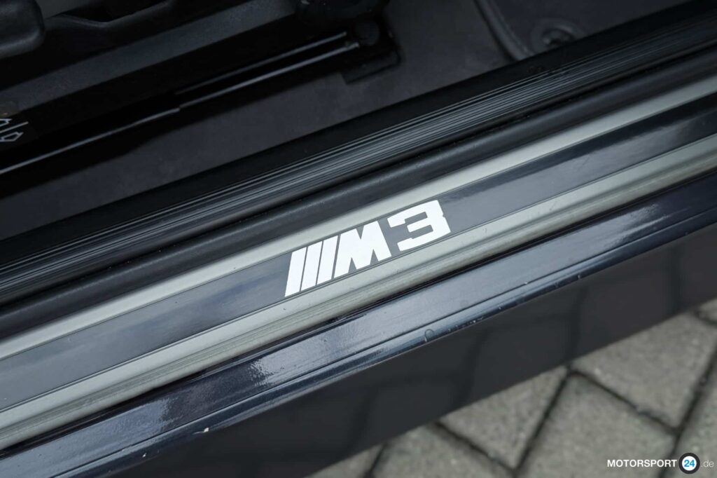 Einstiegsleiste eines BMW M3 E30 Europameister mit farbigem M3-Signet