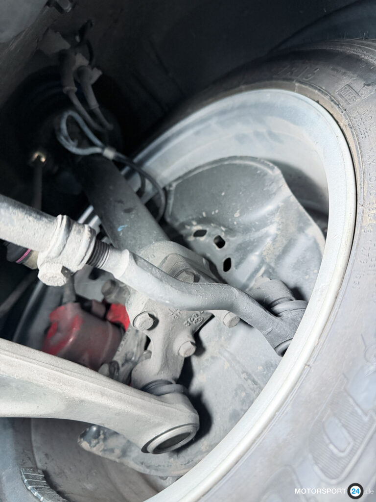 Unterboden eines BMW M3 E30 mit Getriebe, Blick nach vorn