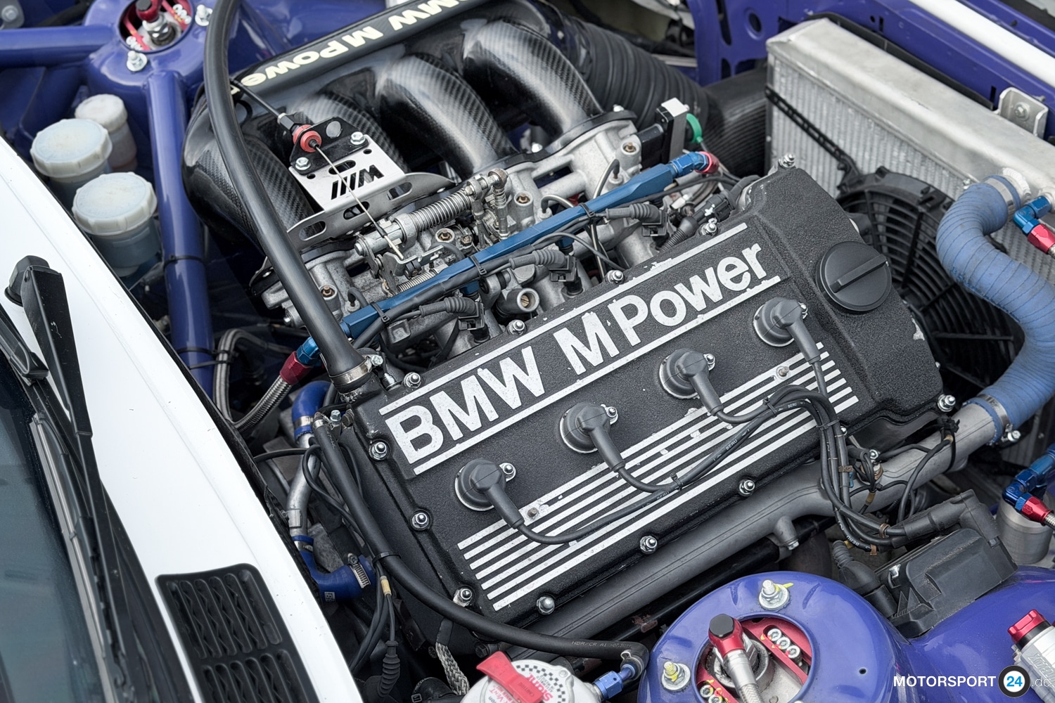 BMW M3 E30 im Gruppe-A-Aufbau, Seitenansicht mit verbreiterten Kotflügeln