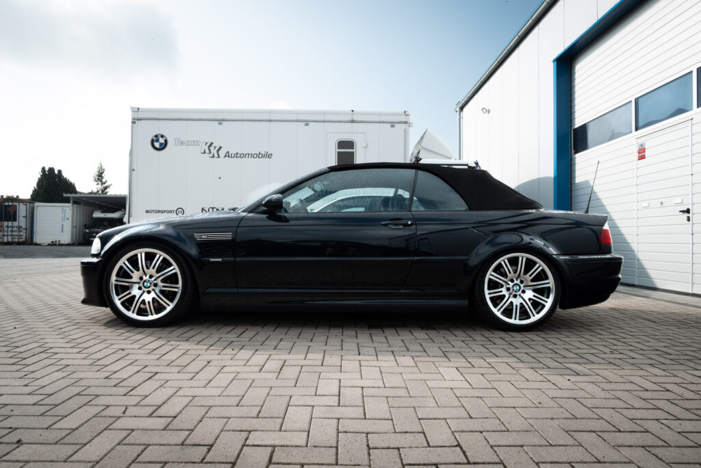 BMW M3 Cabriolet E46 in Seitenansicht mit geschlossenem Verdeck