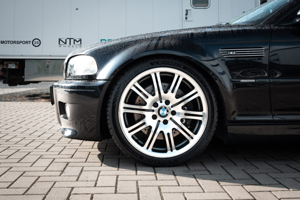 Vorderrad und Kotflügel eines BMW M3 Cabriolets der Baureihe E46