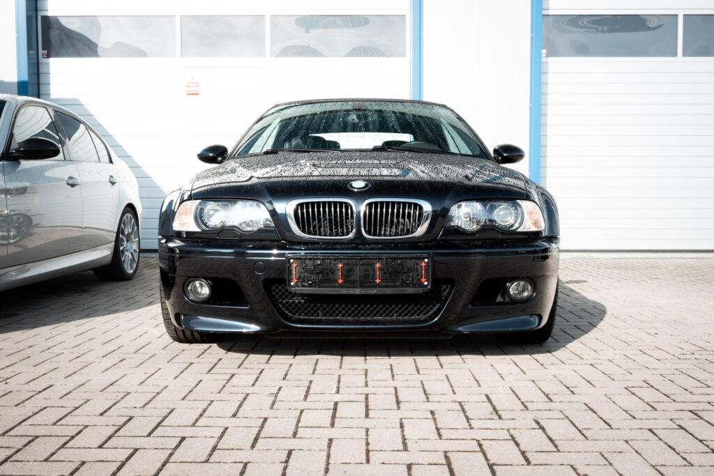 Frontansicht eines schwarzen BMW M3 Cabriolets der Baureihe E46
