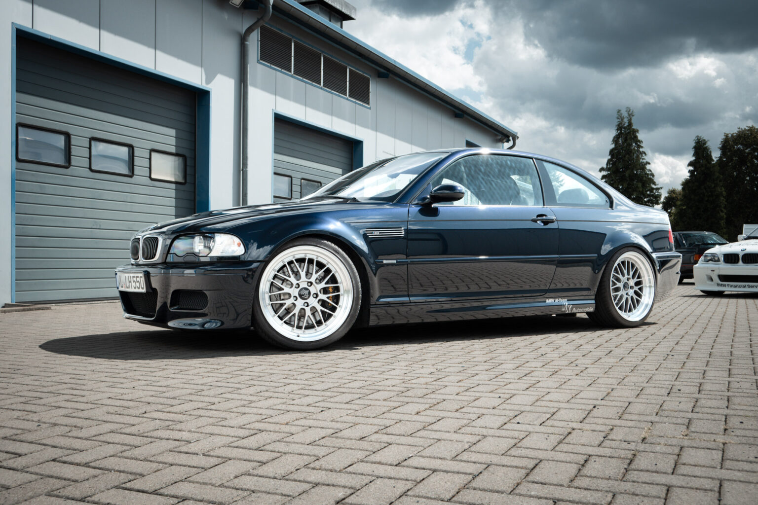 BMW M3 der Baureihe E46 in Nachtblau Metallic