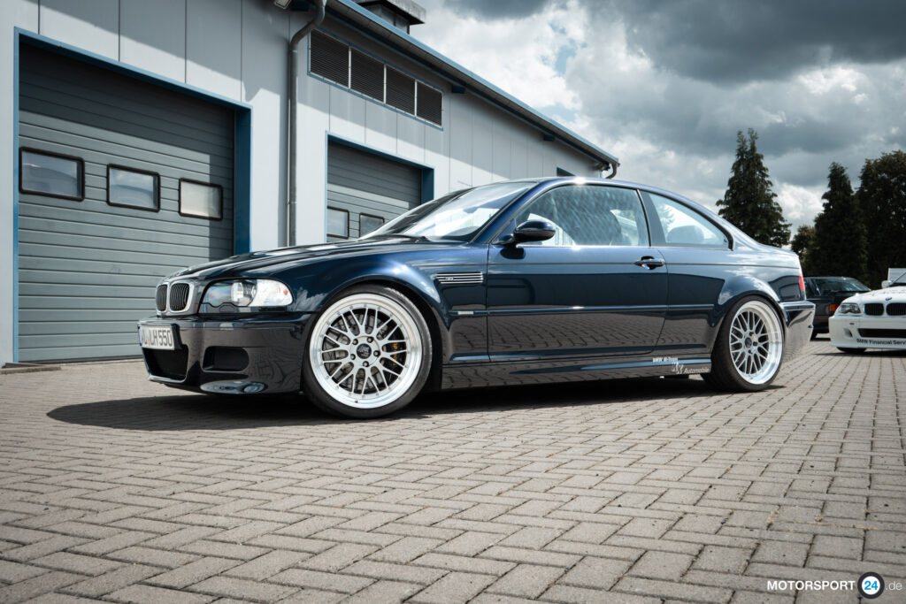 BMW M3 E46 Coupé in Nachtblau von schräg vorn links