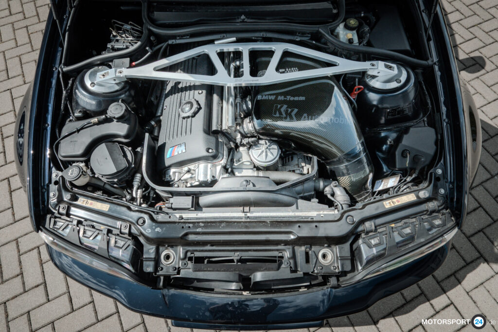 Motorraum eines BMW M3 E46 mit Carbon-Airbox