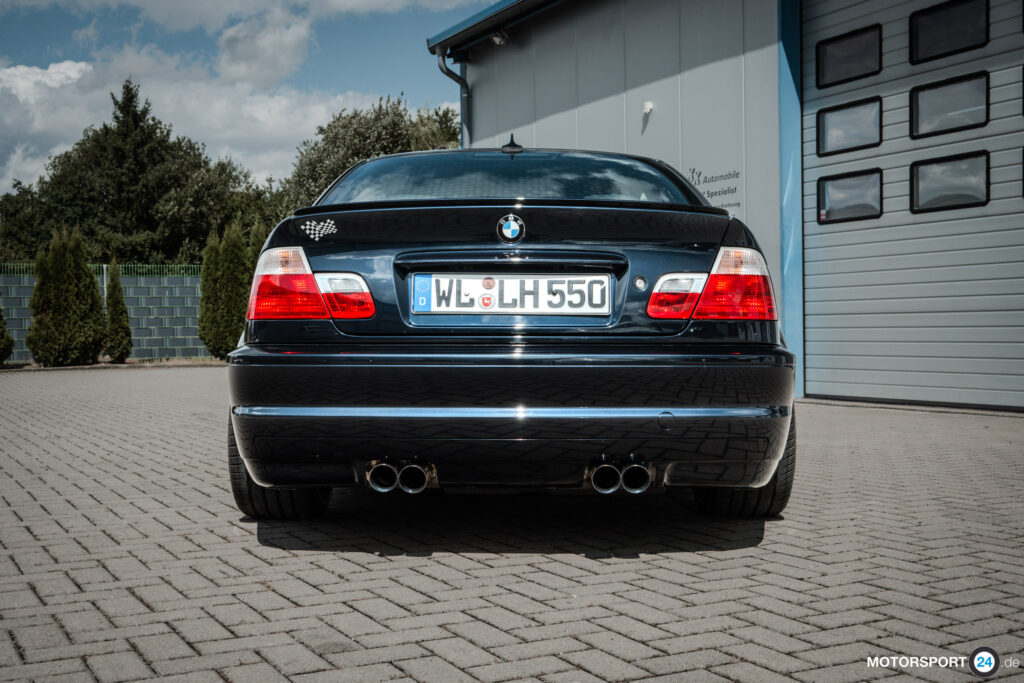 Heckansicht eines BMW M3 E46 Coupé mit vier Endrohren