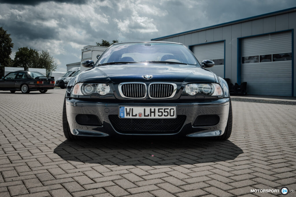 Frontansicht eines BMW M3 E46 Coupé in Nachtblau Metallic