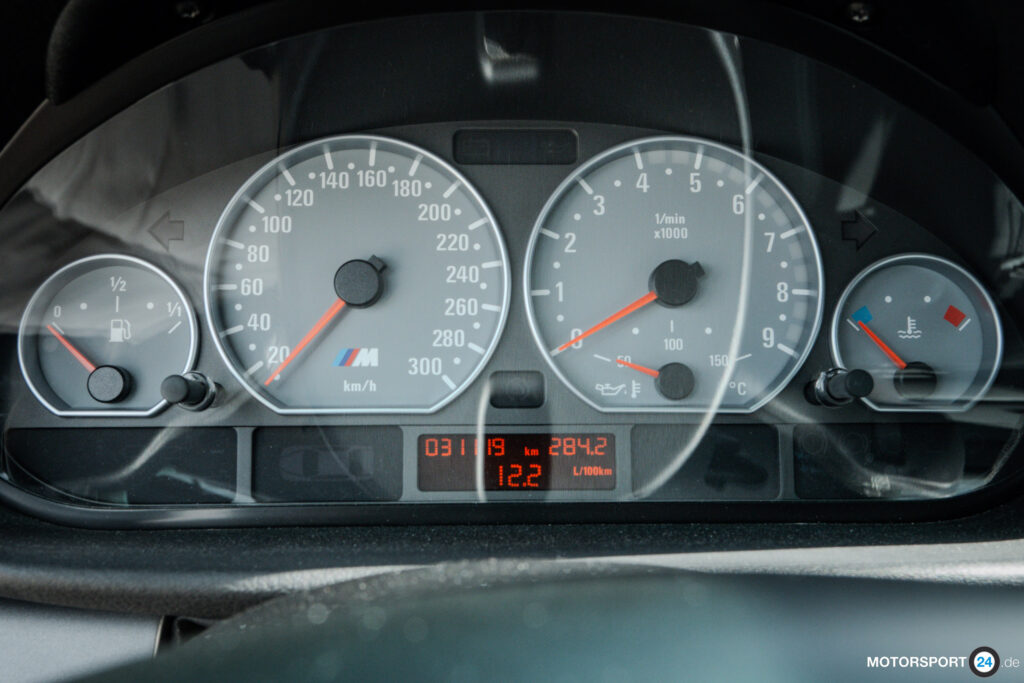 Kombiinstrument eines BMW M3 E46 mit 31.200 Kilometern