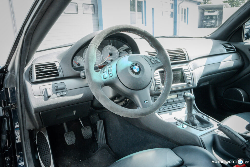 Cockpit und Lenkrad eines BMW M3 E46