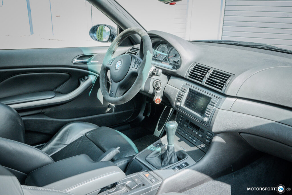 Innenraum eines BMW M3 E46 mit Handschaltung