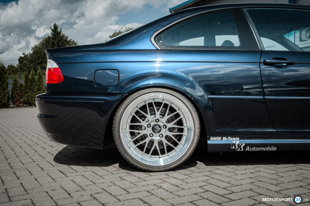Hinterrad und Seitenpartie eines BMW M3 E46 in Nachtblau