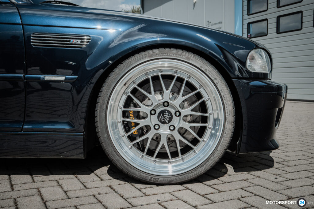 Vorderrad eines BMW M3 E46 mit BBS-Le-Mans-Felge