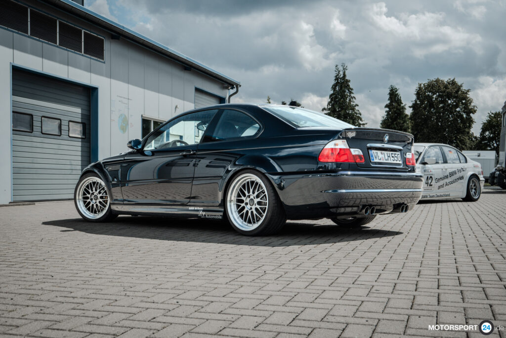 BMW M3 E46 Coupé in Nachtblau in Dreiviertelansicht von hinten