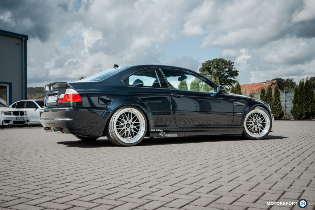 BMW M3 E46 Coupé in Nachtblau von schräg hinten