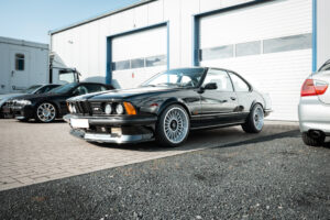Schwarzer BMW M635 CSi der Baureihe E24 schräg von vorn links