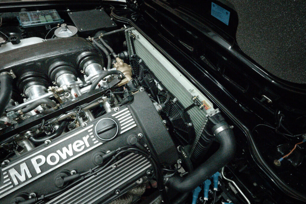 Gut ausgeleuchteter Motorraum eines BMW M635 CSi