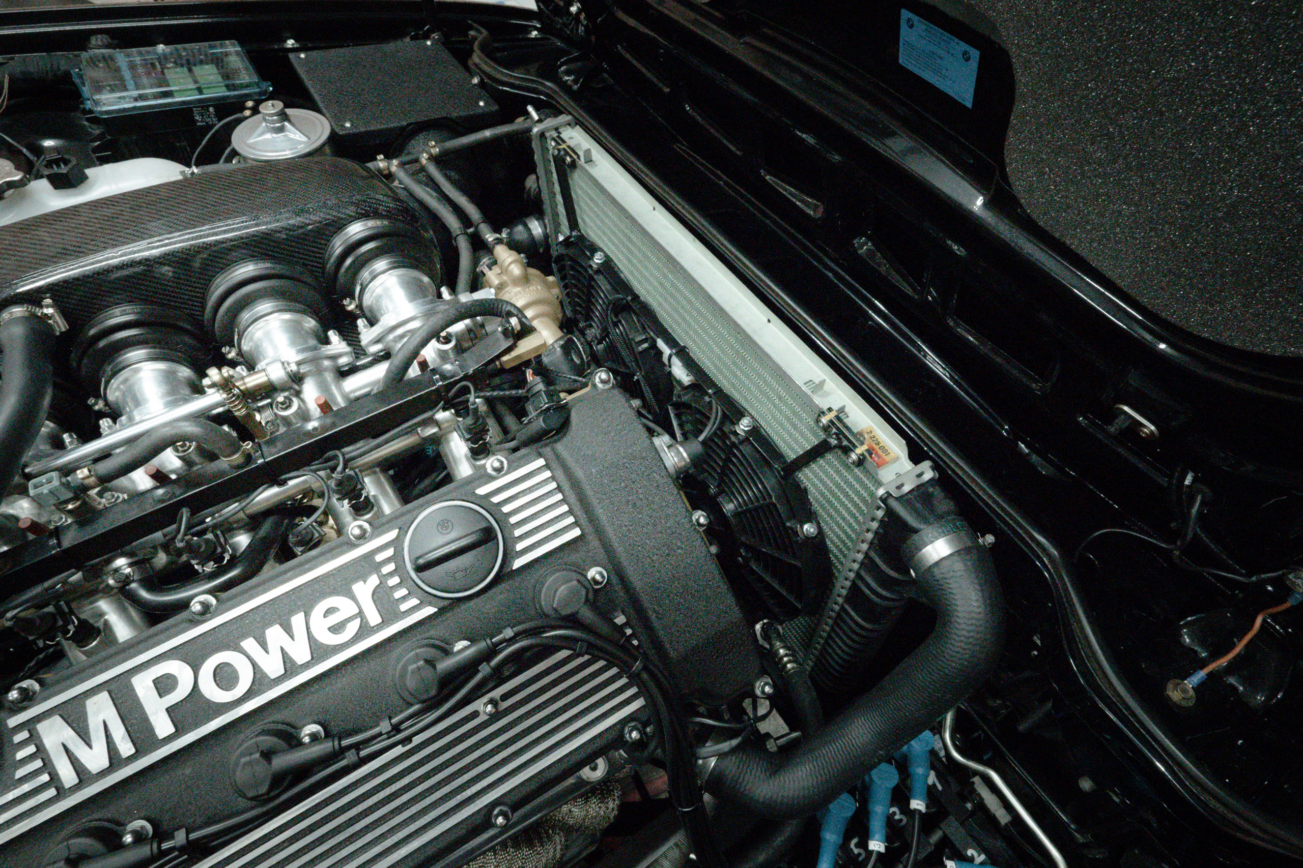 Reihensechszylinder mit M-Power-Ventildeckel und Einzeldrosselklappen im BMW M635 CSi