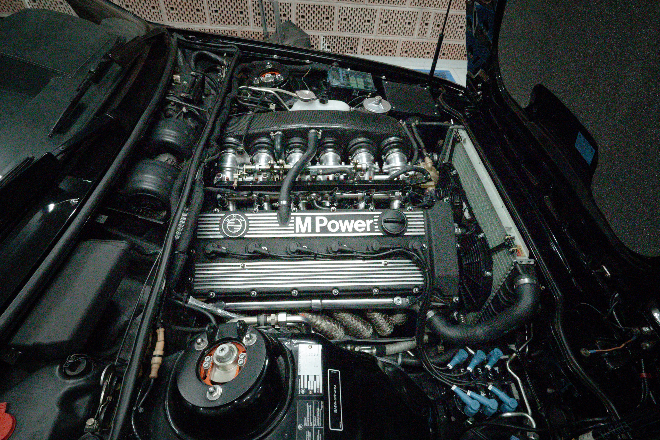 Motorraum eines BMW M635 CSi von oben mit M-Power-Ventildeckel