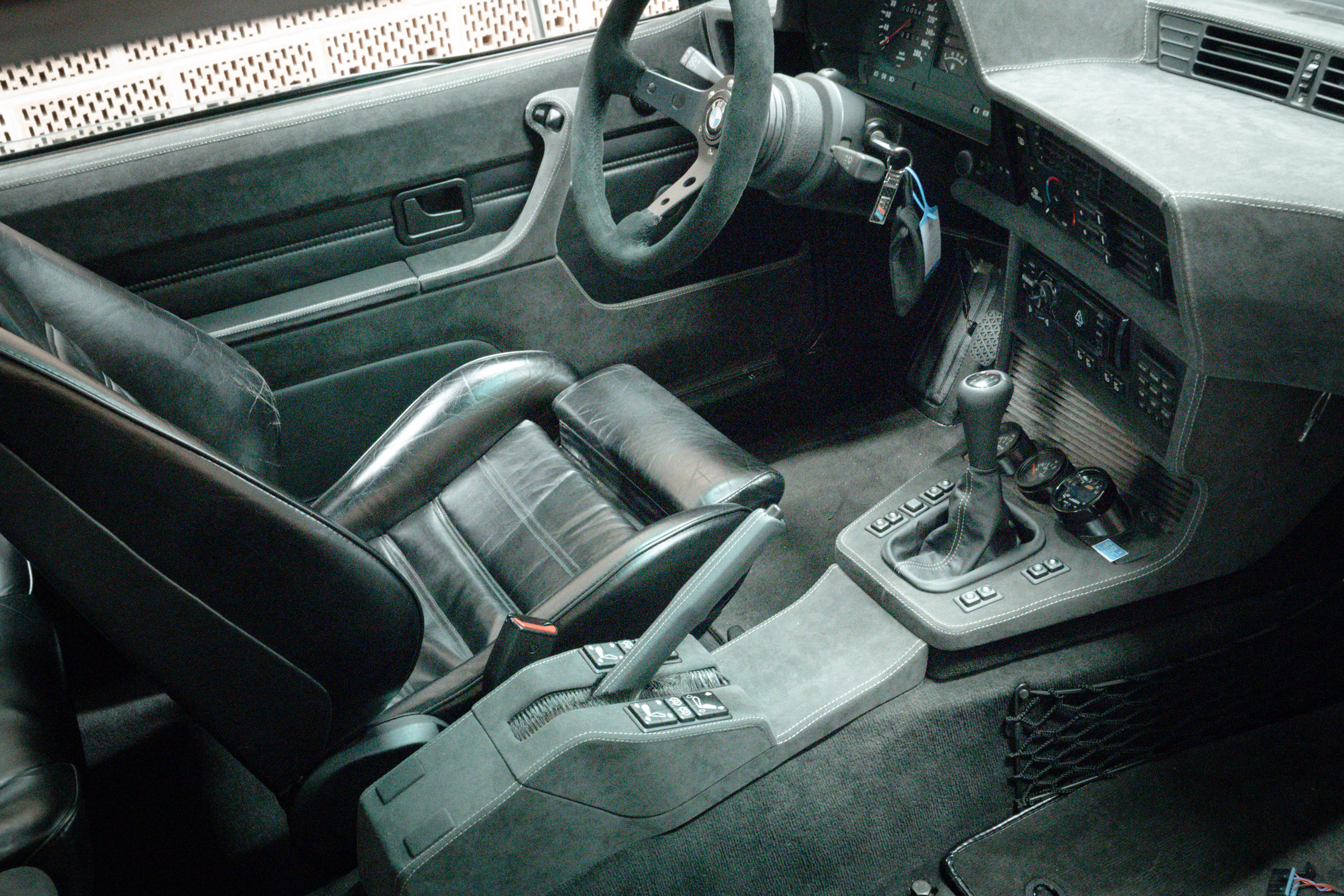 Vordersitze und Mittelkonsole eines BMW M635 CSi der Baureihe E24