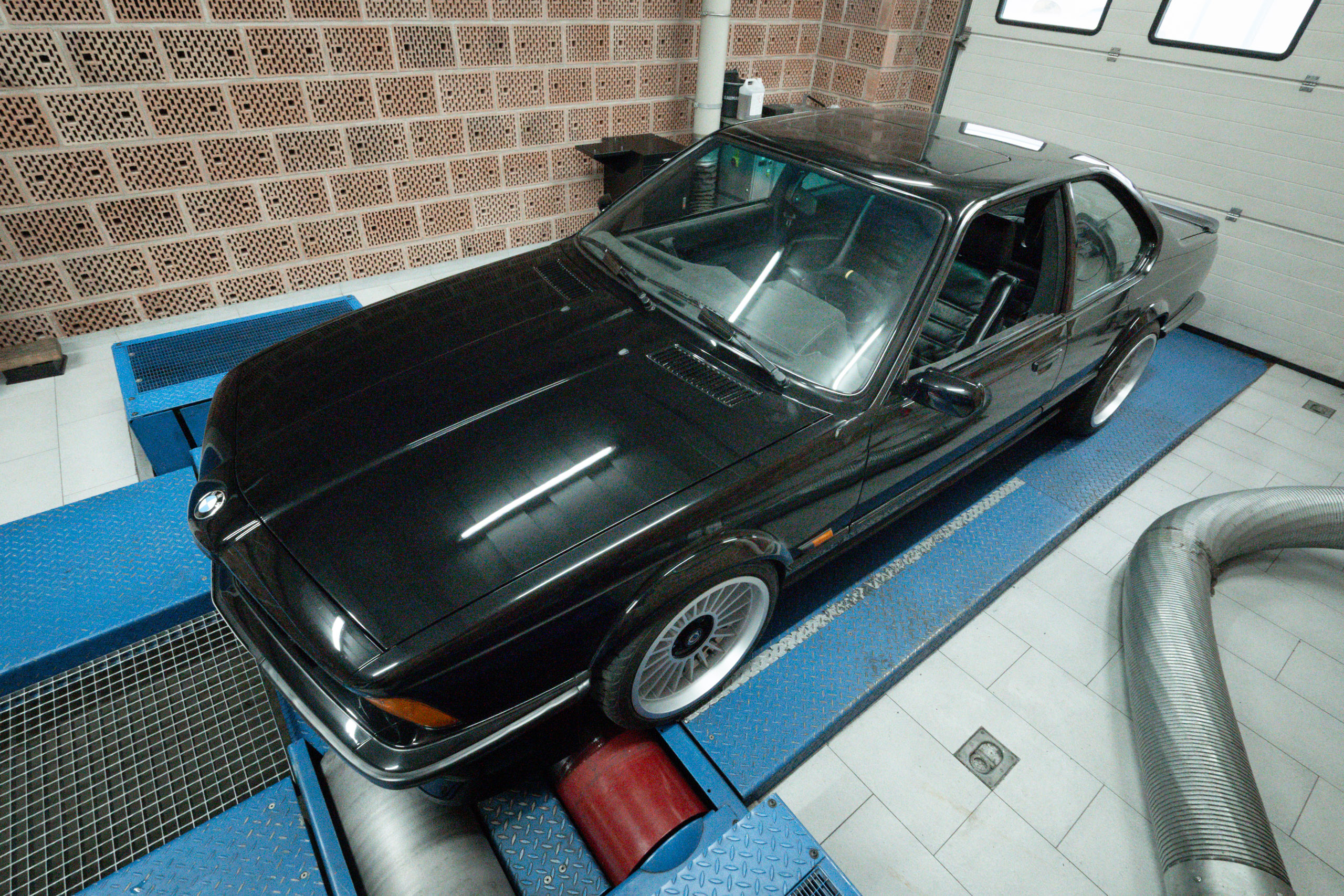 Schwarzer BMW M635 CSi der Baureihe E24 auf einem Leistungsprüfstand