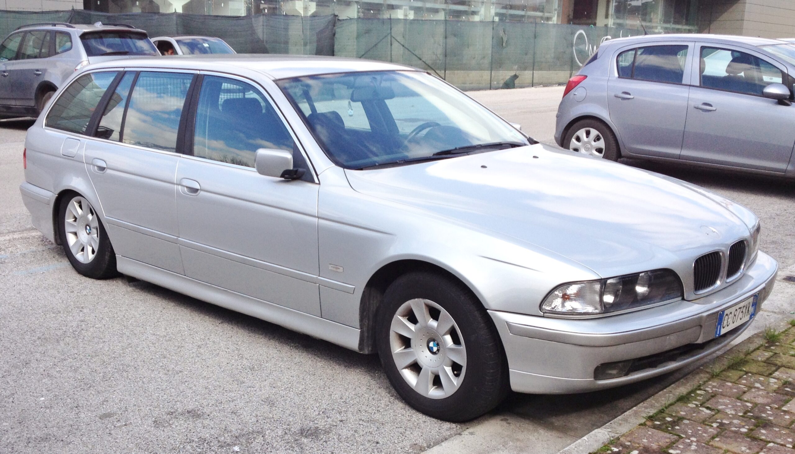 Silberner BMW 5er Touring der Baureihe E39 von schräg vorn