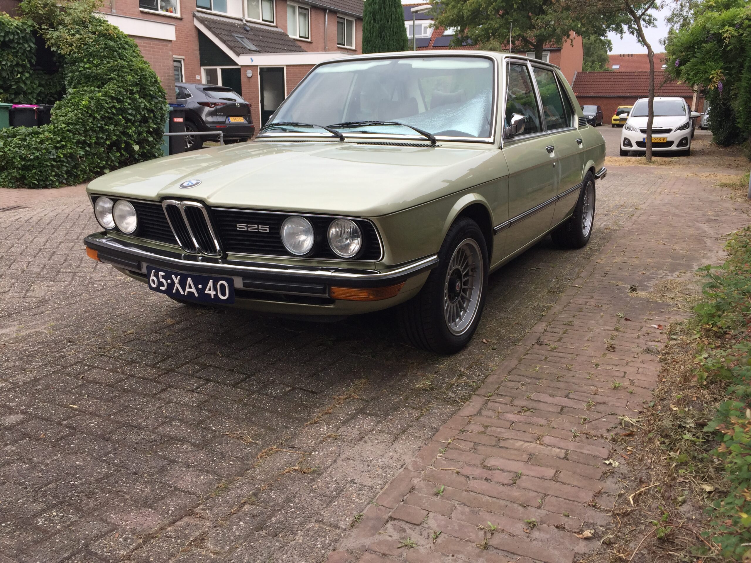 Beigefarbener BMW 525 der Baureihe E12 von schräg vorn