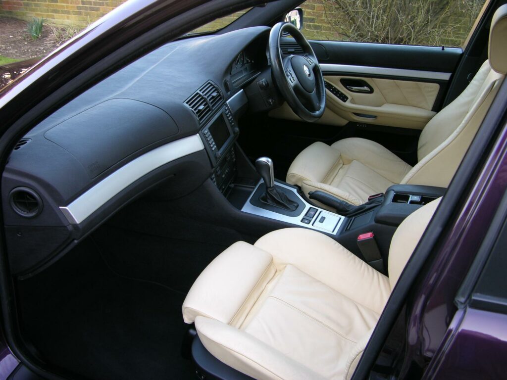 Innenraum eines BMW E39 mit cremefarbenem Leder, Blick von der Beifahrerseite