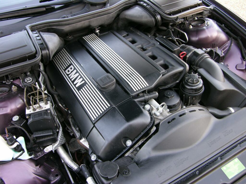 Motorraum eines BMW E39 530i mit dem Sechszylinder M54