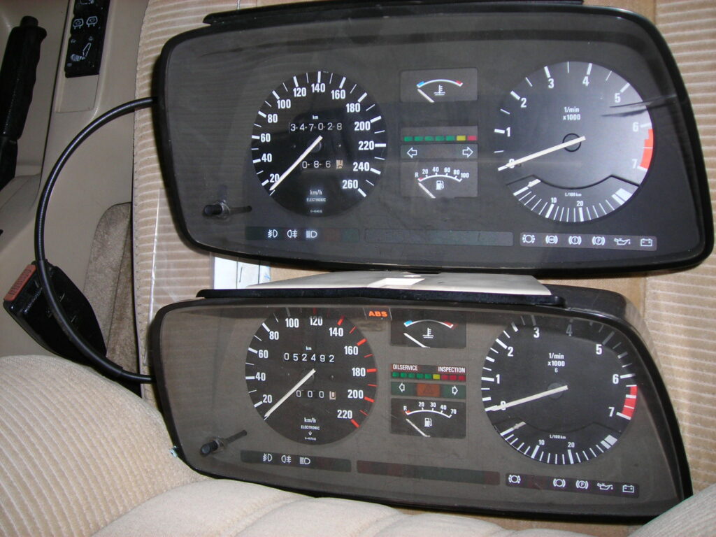 Kombiinstrument eines BMW der Baureihe E23 mit Tacho und Drehzahlmesser