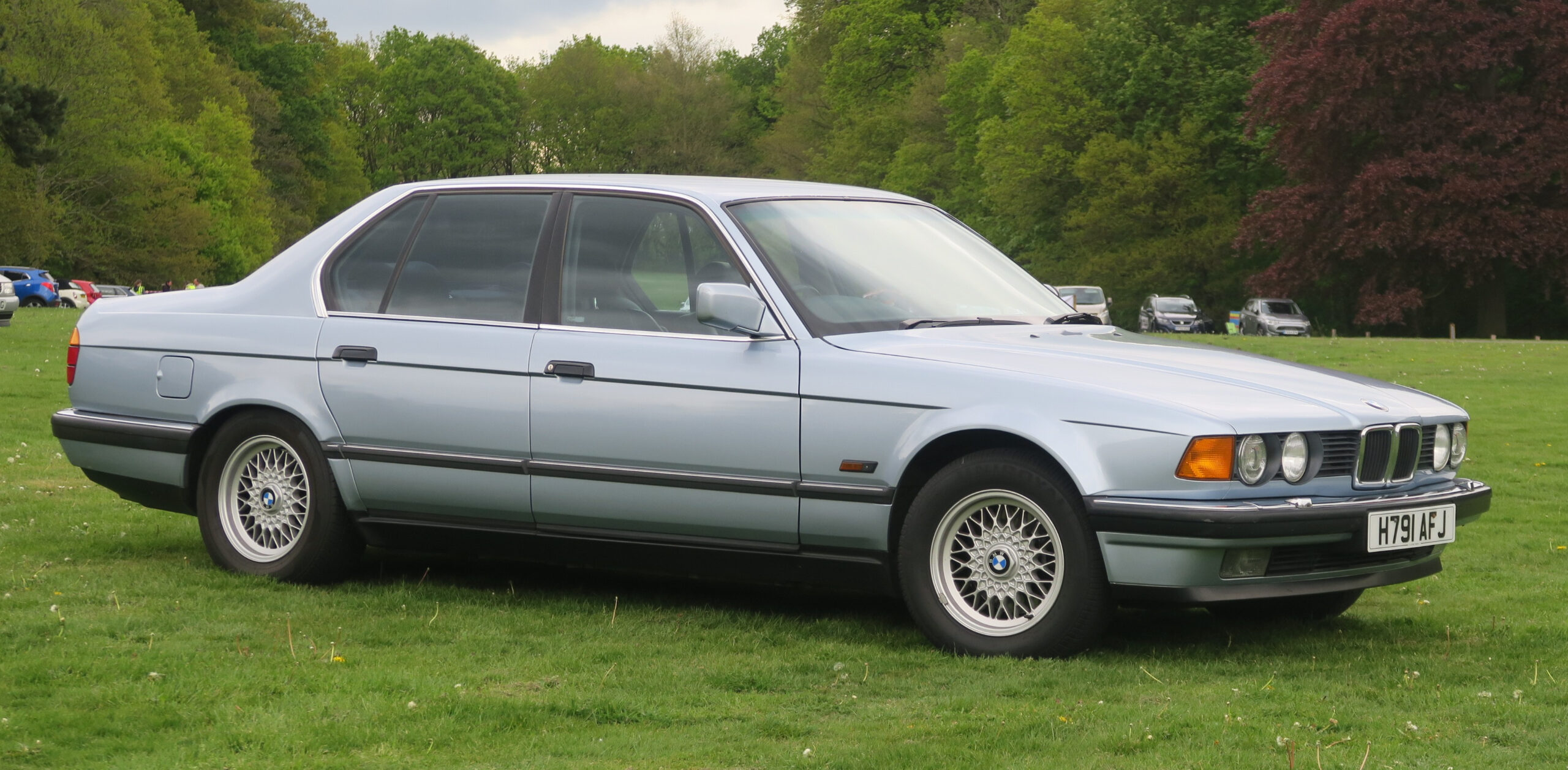 Silberner BMW 730i der Baureihe E32 in der Seitenansicht