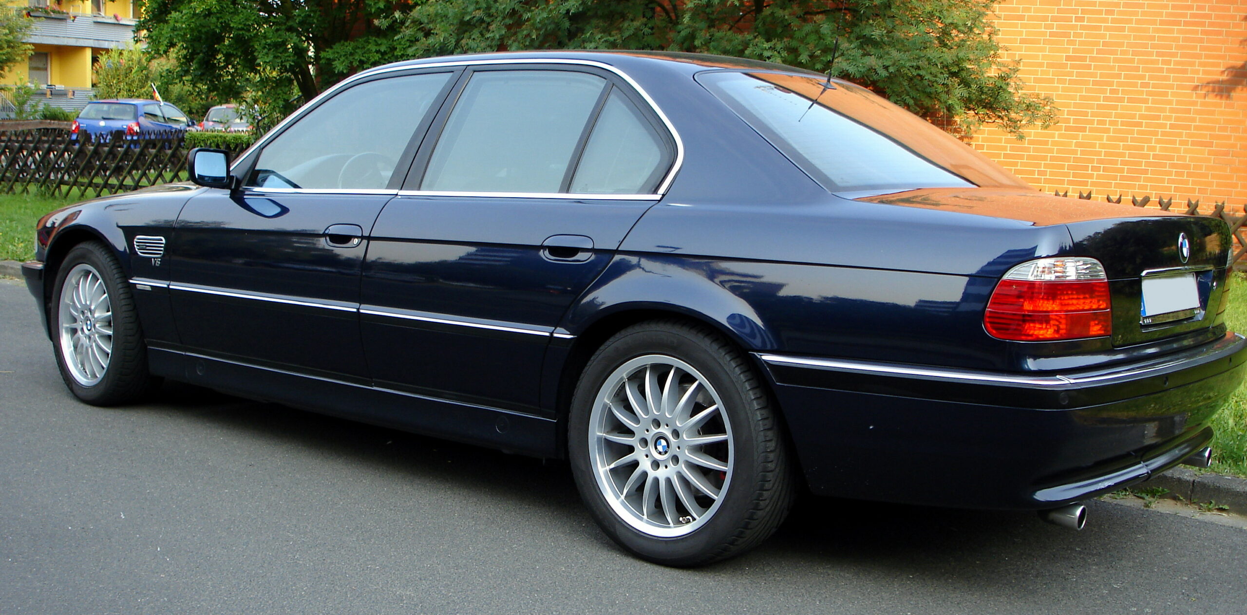 Dunkelblauer BMW 740i der Baureihe E38 in der Seitenansicht